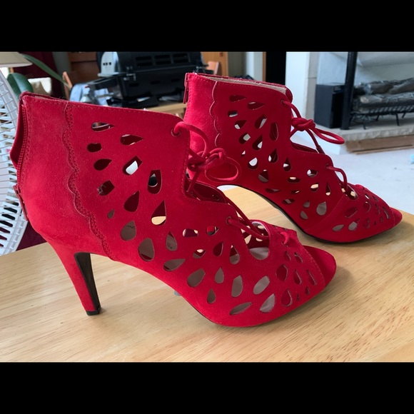 Addition Elle x Aldo Wide Laser-cut Lace-Up Heeled Sandals - Picture 1 of 5